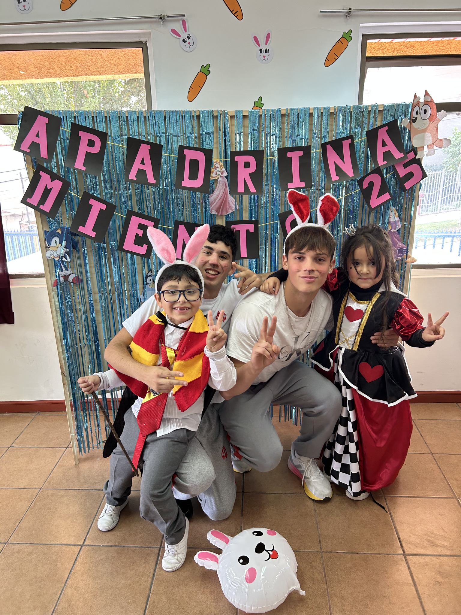 ¡El apadrinamiento de nuestros queridos estudiantes de 4° medio a los pequeñitos de Kínder! 2025 - 492927099_1158784026044588_8731078124659669398_n.jpg